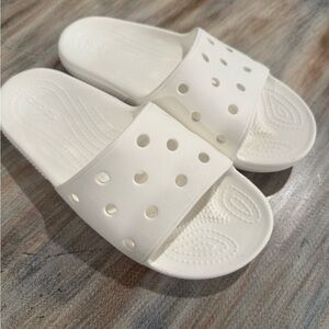 White Croc Slides Slip-Ons Women’s Size 7, Men Size 5 Excellent Condition
